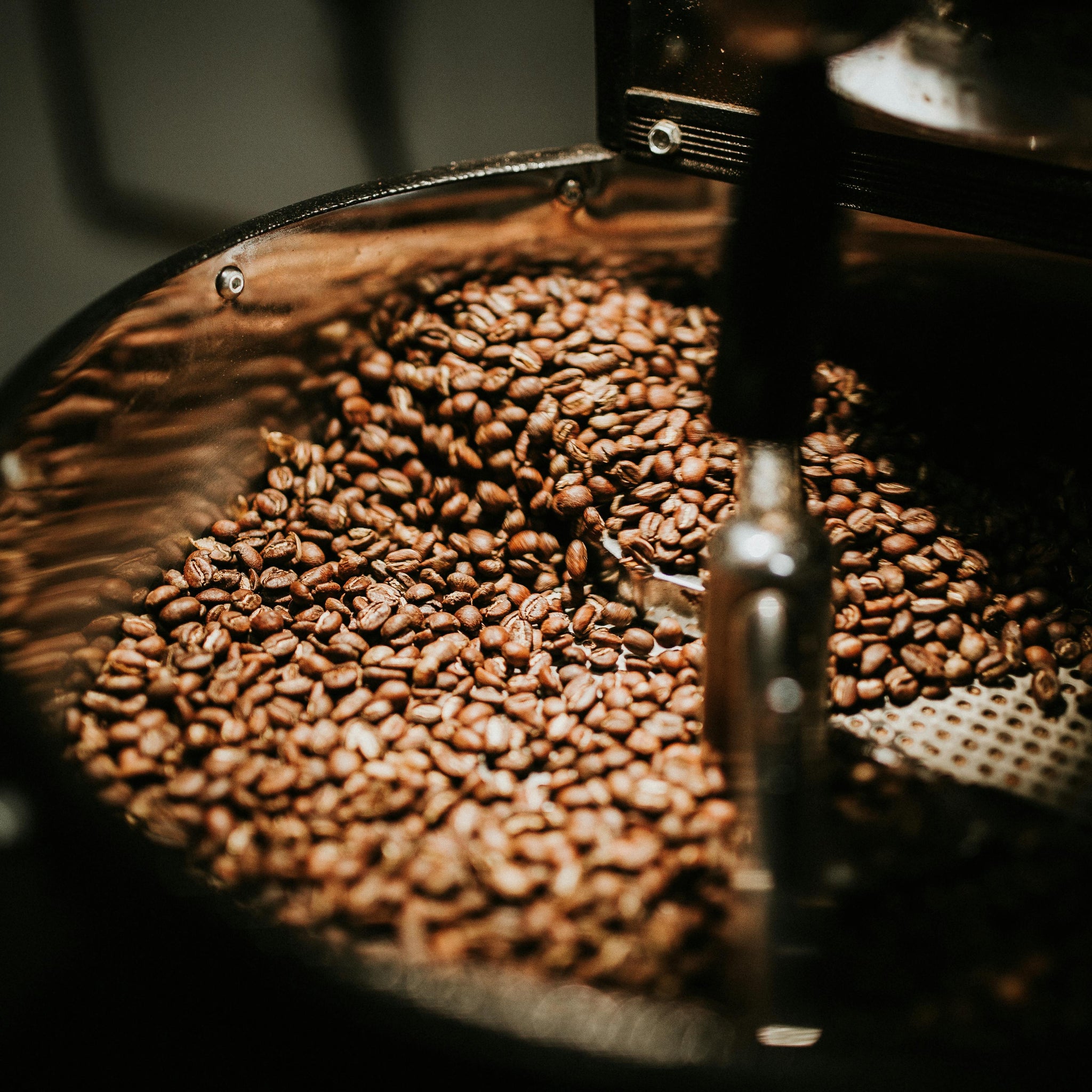 Learn how to roast coffee beans at home and master dark, medium, and light roasts. Discover the differences in taste and techniques for dark roast coffee vs medium and light roasts.